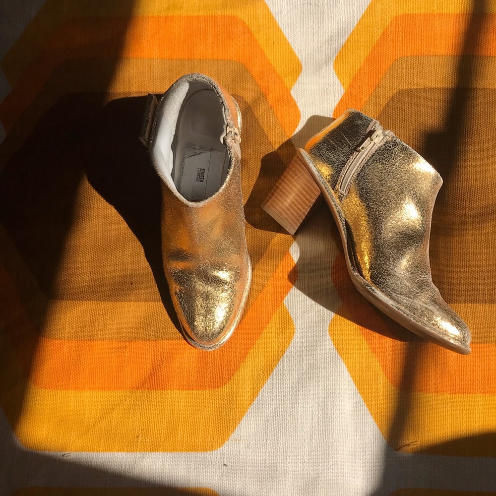 Gold ANAIS ankle boots by miista